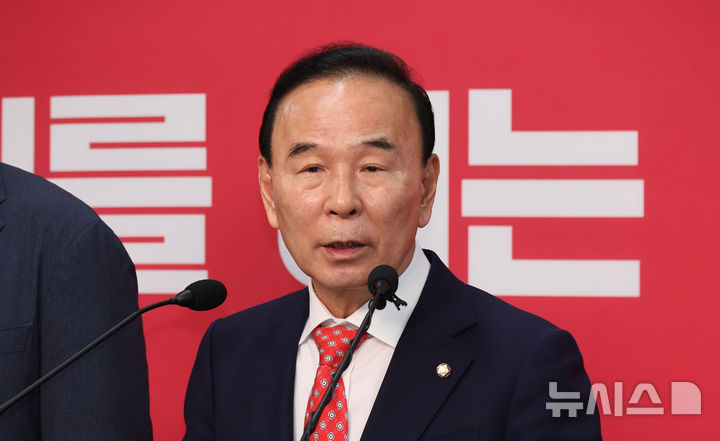 [서울=뉴시스] 김금보 기자 = 박덕흠 국민의힘 중앙당 공천관리위원회 위원장이 26일 오전 서울 여의도 중앙당사에서 제9회 지방선거 중앙당 공천관리위원회 30차 발표 및 6.3 국회의원 재·보궐선거 공천관리위원회 4차 발표를 하고 있다. 2026.04.26. kgb@newsis.com