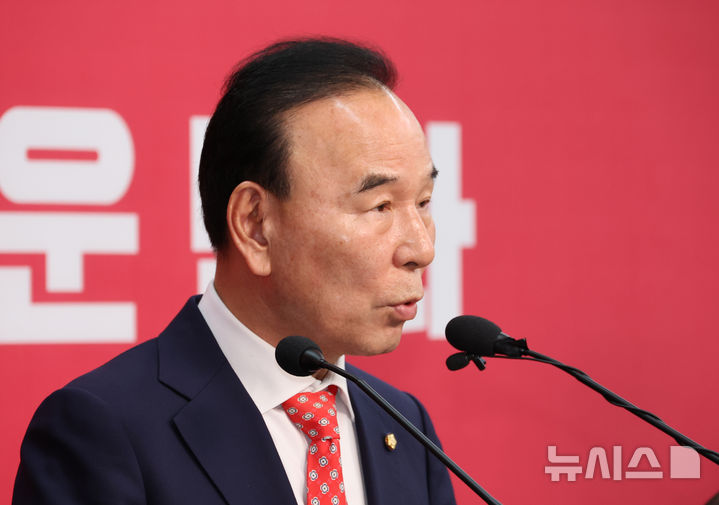 [서울=뉴시스] 김금보 기자 = 박덕흠 국민의힘 중앙당 공천관리위원회 위원장이 26일 오전 서울 여의도 중앙당사에서 제9회 지방선거 중앙당 공천관리위원회 30차 발표 및 6.3 국회의원 재·보궐선거 공천관리위원회 4차 발표를 하고 있다. 2026.04.26. kgb@newsis.com