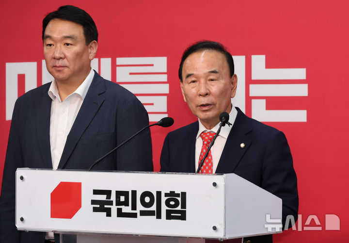 [서울=뉴시스] 김금보 기자 = 박덕흠 국민의힘 중앙당 공천관리위원회 위원장이 26일 오전 서울 여의도 중앙당사에서 제9회 지방선거 중앙당 공천관리위원회 30차 발표 및 6.3 국회의원 재·보궐선거 공천관리위원회 4차 발표를 하고 있다. 2026.04.26. kgb@newsis.com