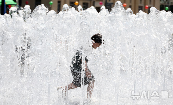[서울=뉴시스] 추상철 기자 = 초여름 날씨를 보인 26일 오후 서울 종로구 광화문광장 분수대에서 어린이가 물놀이를 하고 있다. 2026.04.26. scchoo@newsis.com