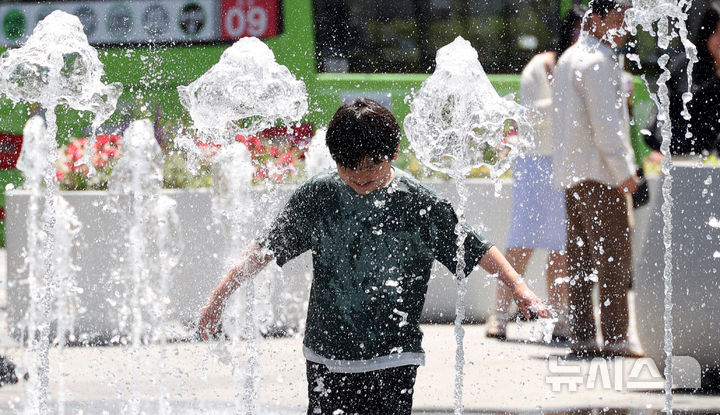 [서울=뉴시스] 추상철 기자 = 초여름 날씨를 보인 26일 오후 서울 종로구 광화문광장 분수대에서 어린이가 물놀이를 하고 있다. 2026.04.26. scchoo@newsis.com