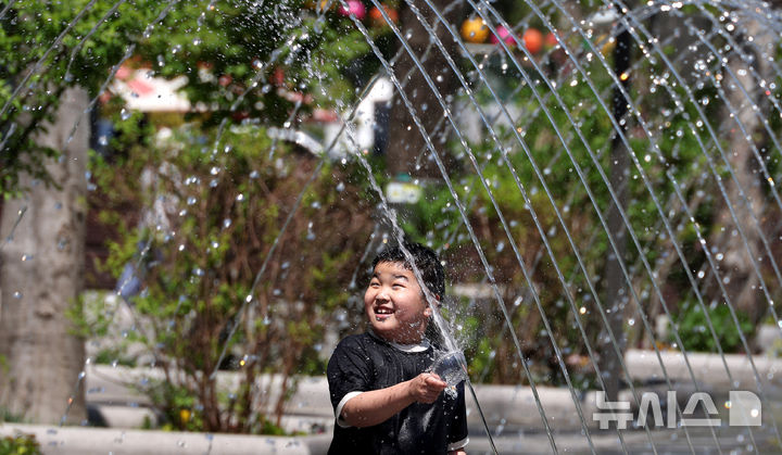 [서울=뉴시스] 추상철 기자 = 초여름 날씨를 보인 26일 오후 서울 종로구 광화문광장 분수대에서 어린이가 물놀이를 하고 있다. 2026.04.26. scchoo@newsis.com