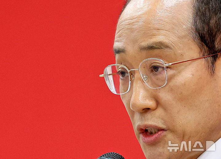 [대구=뉴시스] 이무열 기자 = 6·3 지방선거 국민의힘 대구시장 후보로 확정된 추경호 의원이 26일 대구 수성구 국민의힘 대구시당에서 수락연설을 하고 있다. 2026.04.26. lmy@newsis.com