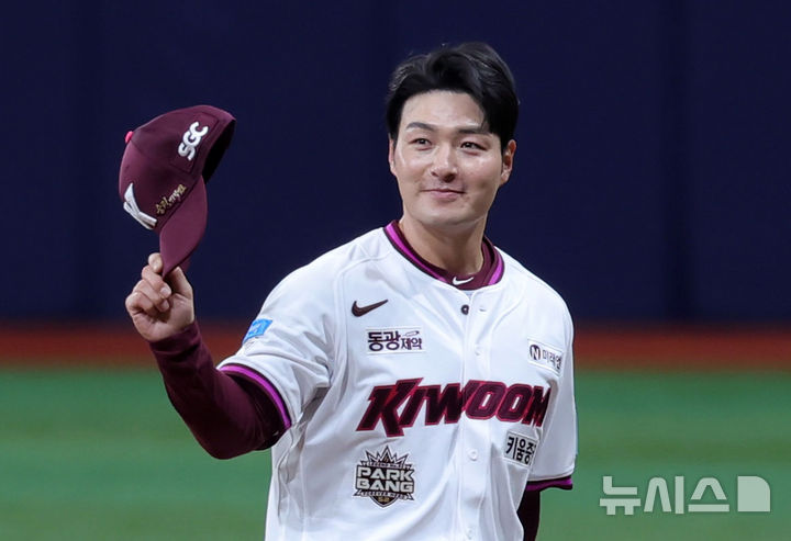 [서울=뉴시스] 홍효식 기자 = 26일 서울 구로구 고척스카이돔에서 열린 2026 KBO 리그 삼성 라이온즈와 키움 히어로즈의 경기, 은퇴식을 치른 박병호 키움 코치가 팬들에게 인사하고 있다. 2026.04.26. yesphoto@newsis.com