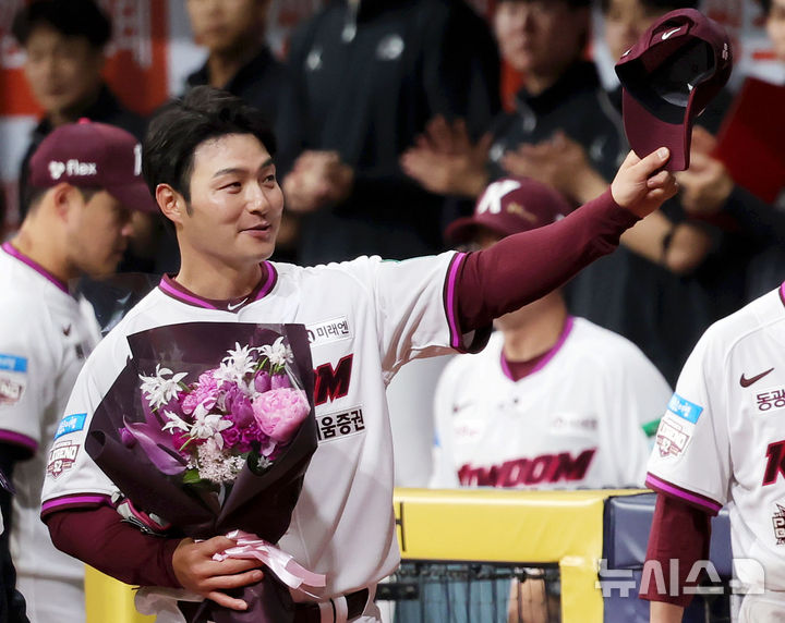 [서울=뉴시스] 홍효식 기자 = 26일 서울 구로구 고척스카이돔에서 열린 2026 KBO 리그 삼성 라이온즈와 키움 히어로즈의 경기, 은퇴식을 치른 박병호 키움 코치가 팬들에게 인사하고 있다. 2026.04.26. yesphoto@newsis.com