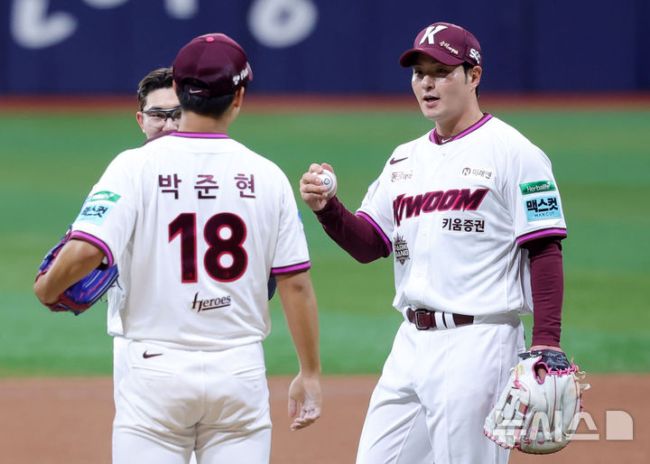 [서울=뉴시스] 홍효식 기자 = 26일 서울 구로구 고척스카이돔에서 열린 2026 KBO 리그 삼성 라이온즈와 키움 히어로즈의 경기, 은퇴식을 치른 박병호 키움 코치가 선발투수 박준현에게 공을 전달하고 있다. 2026.04.26. yesphoto@newsis.com