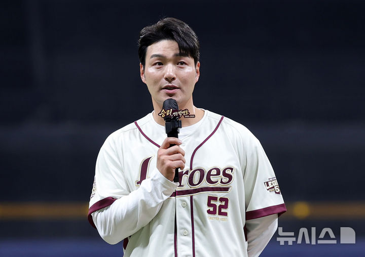 [서울=뉴시스] 홍효식 기자 = 박병호 키움 히어로즈 코치가 26일 서울 구로구 고척스카이돔에서 열린 2026 KBO 리그 삼성 라이온즈와 키움 히어로즈의 경기 전 은퇴식에서 은퇴사를 하고 있다. 2026.04.26. yesphoto@newsis.com