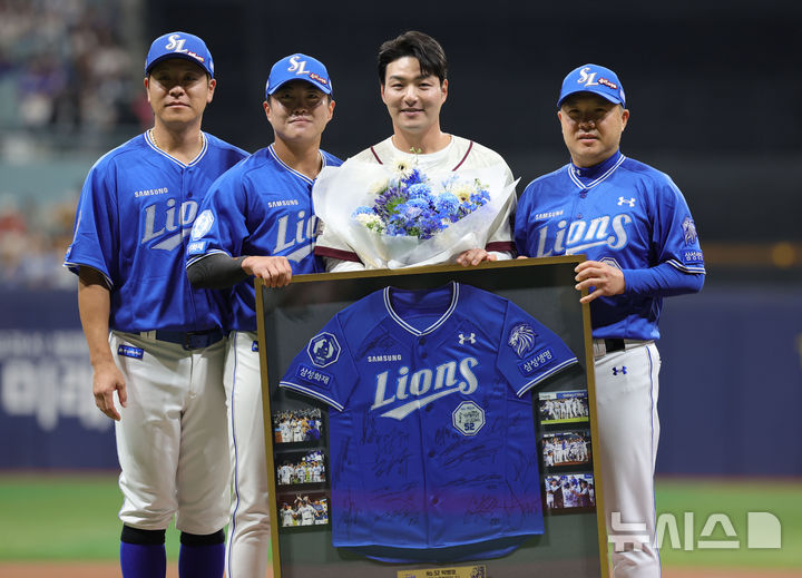 [서울=뉴시스] 홍효식 기자 = 박병호 키움 히어로즈 코치가 26일 서울 구로구 고척스카이돔에서 열린 2026 KBO 리그 삼성 라이온즈와 키움 히어로즈의 경기 전 은퇴식에서 삼성 박진만 감독과, 강민호와 류지혁에게 꽃다발과 기념액자를 전달받은 뒤 기념촬영하고 있다. 2026.04.26. yesphoto@newsis.com