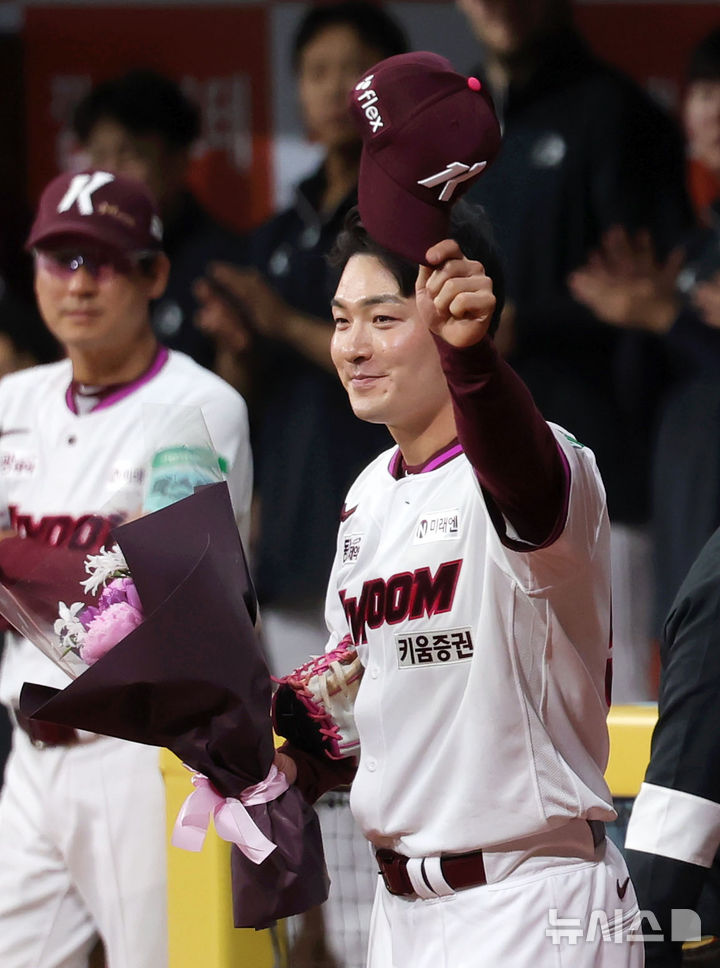[서울=뉴시스] 홍효식 기자 = 26일 서울 구로구 고척스카이돔에서 열린 2026 KBO 리그 삼성 라이온즈와 키움 히어로즈의 경기, 은퇴식을 치른 박병호 키움 코치가 팬들에게 인사하고 있다. 2026.04.26. yesphoto@newsis.com