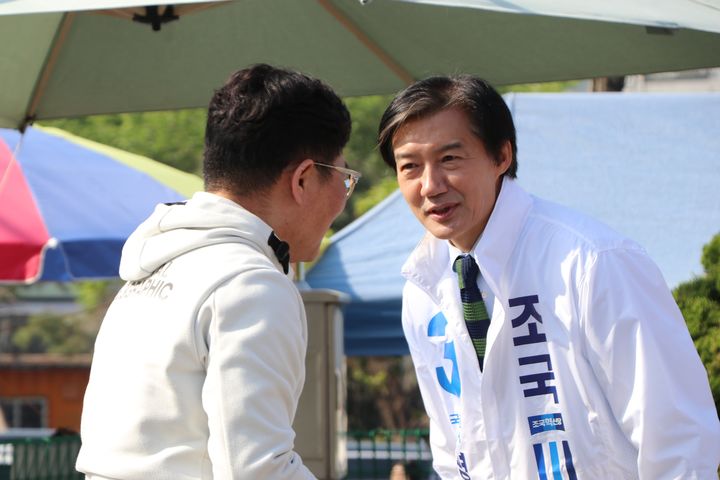 [서울=뉴시스] 김금보 기자 = 조국 조국혁신당 경기 평택 을 재선거 후보가 26일 오전 경기 평택시 안중교회를 방문한 시민과 인사를 나누고 있다. (사진=조국혁신당 제공) 2026.04.26. photo@newsis.com *재판매 및 DB 금지