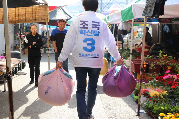[서울=뉴시스] 김금보 기자 = 조국 조국혁신당 경기 평택 을 재선거 후보가 26일 오전 경기 평택시 안중시장을 찾아 일손을 돕고 있다. (사진=조국혁신당 제공) 2026.04.26. photo@newsis.com *재판매 및 DB 금지