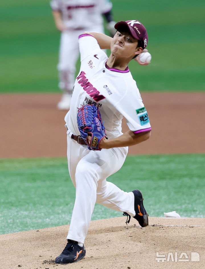 [서울=뉴시스] 홍효식 기자 = 26일 서울 구로구 고척스카이돔에서 열린 2026 KBO 리그 삼성 라이온즈와 키움 히어로즈의 경기, 1회초 키움 선발투수 박준현이 공을 던지고 있다. 2026.04.26. yesphoto@newsis.com