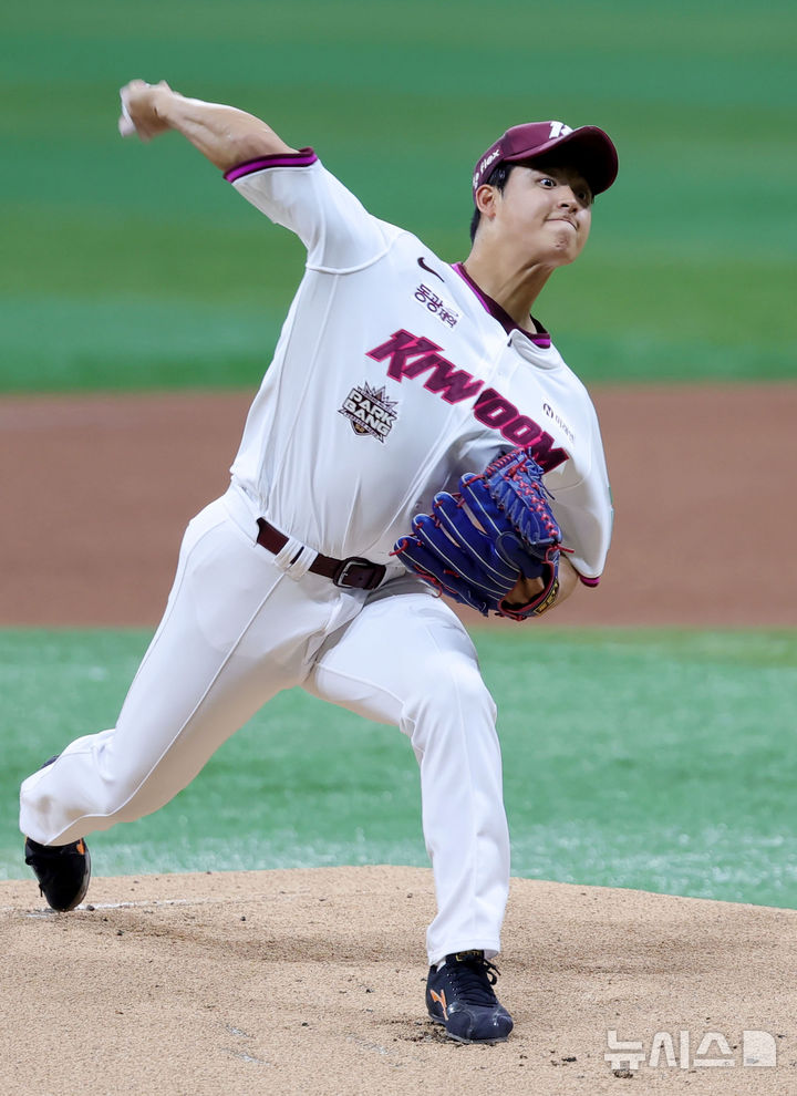 [서울=뉴시스] 홍효식 기자 = 26일 서울 구로구 고척스카이돔에서 열린 2026 KBO 리그 삼성 라이온즈와 키움 히어로즈의 경기, 1회초 키움 선발투수 박준현이 공을 던지고 있다. 2026.04.26. yesphoto@newsis.com