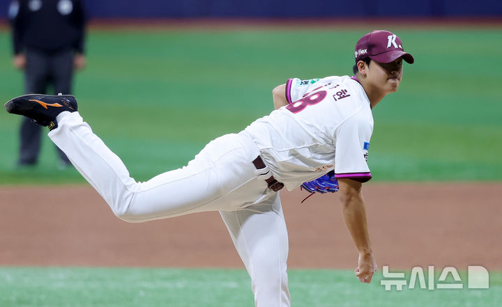 [서울=뉴시스] 홍효식 기자 = 26일 서울 구로구 고척스카이돔에서 열린 2026 KBO 리그 삼성 라이온즈와 키움 히어로즈의 경기, 1회초 키움 선발투수 박준현이 공을 던지고 있다. 2026.04.26. yesphoto@newsis.com