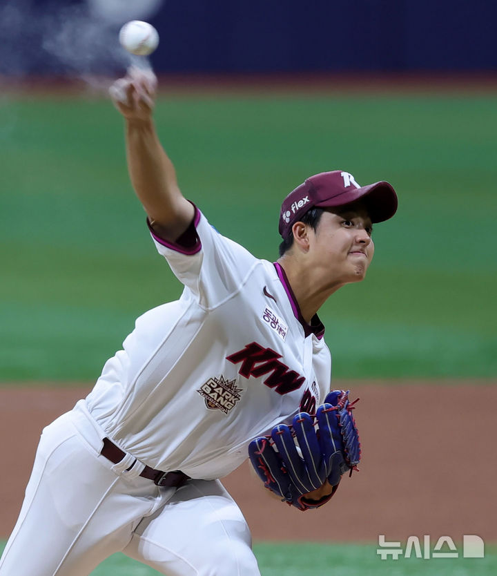 [서울=뉴시스] 홍효식 기자 = 26일 서울 구로구 고척스카이돔에서 열린 2026 KBO 리그 삼성 라이온즈와 키움 히어로즈의 경기, 1회초 키움 선발투수 박준현이 공을 던지고 있다. 2026.04.26. yesphoto@newsis.com