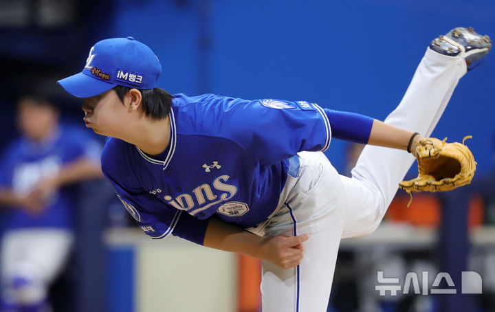 [서울=뉴시스] 홍효식 기자 = 26일 서울 구로구 고척스카이돔에서 열린 2026 KBO 리그 삼성 라이온즈와 키움 히어로즈의 경기, 1회말 삼성 선발투수 장찬희가 공을 던지고 있다. 2026.04.26. yesphoto@newsis.com