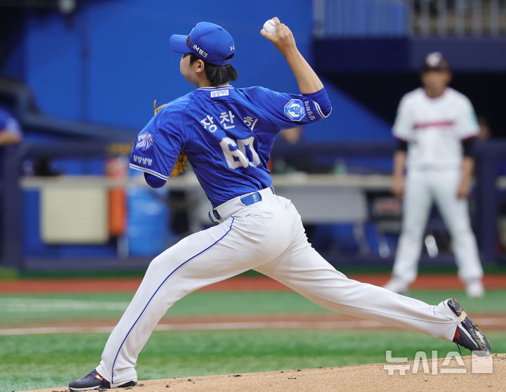[서울=뉴시스] 홍효식 기자 = 26일 서울 구로구 고척스카이돔에서 열린 2026 KBO 리그 삼성 라이온즈와 키움 히어로즈의 경기, 1회말 삼성 선발투수 장찬희가 공을 던지고 있다. 2026.04.26. yesphoto@newsis.com