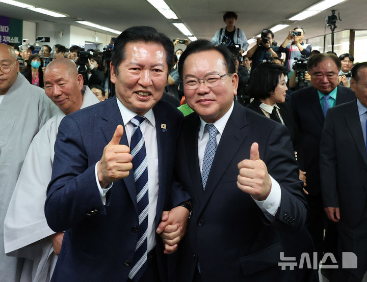 [대구=뉴시스] 이무열 기자 = 더불어민주당 정청래 대표와 김부겸 대구시장 후보가 26일 오후 대구 달서구 희망캠프 선거사무소 개소식에서 기념촬영을 하고 있다. 2026.04.26. lmy@newsis.com