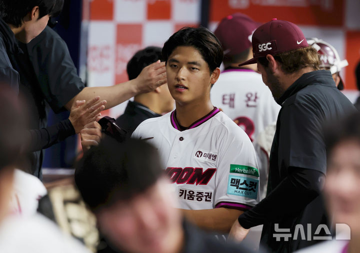 [서울=뉴시스] 홍효식 기자 = 26일 서울 구로구 고척스카이돔에서 열린 2026 KBO 리그 삼성 라이온즈와 키움 히어로즈의 경기, 5회말까지 무실점으로 수비를 마친 키움 선발 투수 박준현이 더그아웃에서 동료들과 하이파이브하고 있다. 2026.04.26. yesphoto@newsis.com