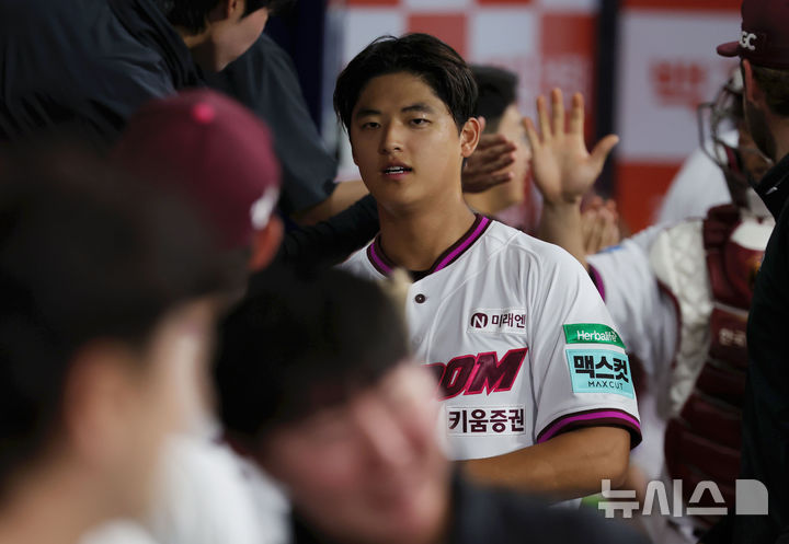 [서울=뉴시스] 홍효식 기자 = 26일 서울 구로구 고척스카이돔에서 열린 2026 KBO 리그 삼성 라이온즈와 키움 히어로즈의 경기, 5회말까지 무실점으로 수비를 마친 키움 선발 투수 박준현이 더그아웃에서 동료들과 하이파이브하고 있다. 2026.04.26. yesphoto@newsis.com