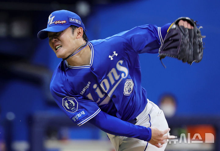 [서울=뉴시스] 홍효식 기자 = 26일 서울 구로구 고척스카이돔에서 열린 2026 KBO 리그 삼성 라이온즈와 키움 히어로즈의 경기, 8회말 삼성 투수 미야지가 공을 던지고 있다. 2026.04.26. yesphoto@newsis.com