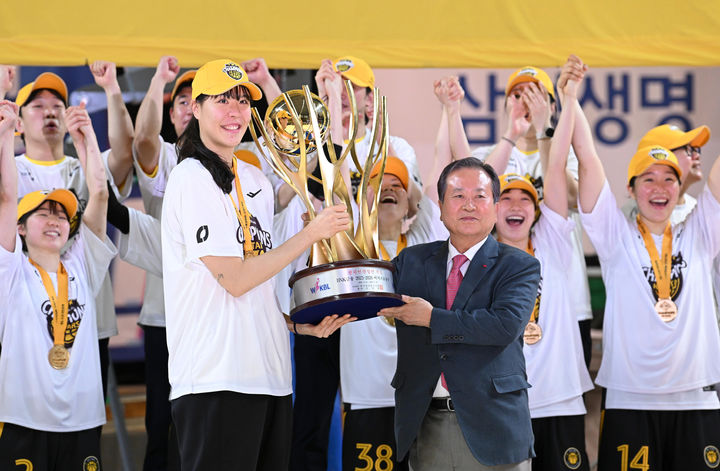 [서울=뉴시스] 김진아 기자 = 26일 경기 용인실내체육관에서 열린 여자프로농구 챔피언결정전 3차전 삼성생명 블루밍스와 KB스타즈의 경기, 80-65로 승리하며 챔피언 자리에 오른 KB스타즈의 박지수가 트로피를 들고 기념촬영을 하고 있다. (사진=WKBL 제공) 2026.04.26. photo@newsis.com *재판매 및 DB 금지