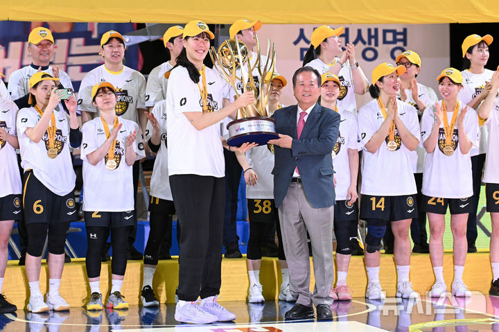 [서울=뉴시스] 김진아 기자 = 26일 경기 용인실내체육관에서 열린 여자프로농구 챔피언결정전 3차전 삼성생명 블루밍스와 KB스타즈의 경기, 80-65로 승리하며 챔피언 자리에 오른 KB스타즈의 박지수가 트로피를 들고 기념촬영을 하고 있다. (사진=WKBL 제공) 2026.04.26. photo@newsis.com *재판매 및 DB 금지