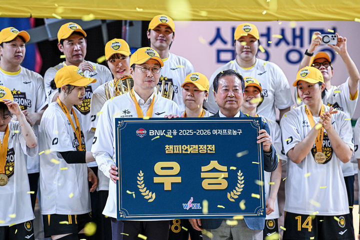 [서울=뉴시스] 김진아 기자 = 26일 경기 용인실내체육관에서 열린 여자프로농구 챔피언결정전 3차전 삼성생명 블루밍스와 KB스타즈의 경기, 80-65로 승리하며 챔피언 자리에 오른 KB스타즈의 김완수 감독이 기념촬영을 하고 있다. (사진=WKBL 제공) 2026.04.26. photo@newsis.com *재판매 및 DB 금지