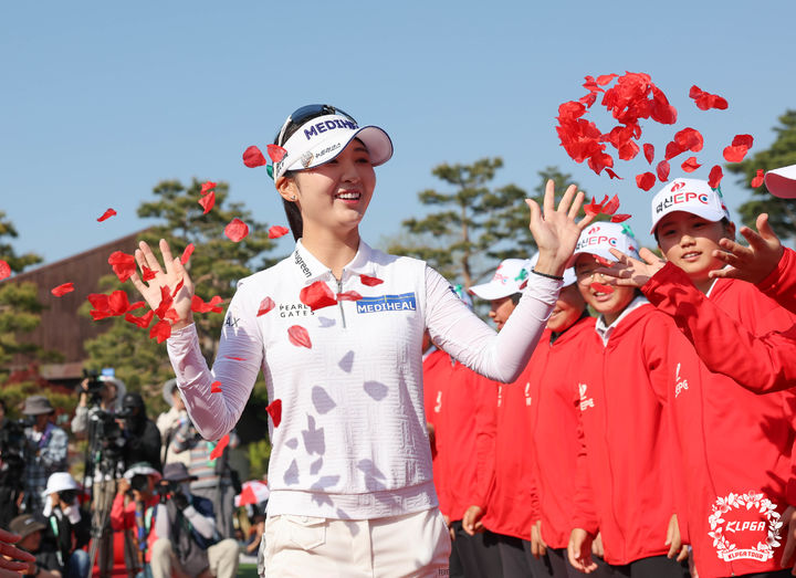 [서울=뉴시스] 이예원이 26일 충북 충주 킹스데일GC에서 열린 '덕신 EPC 챔피언십'에서 우승 세리머니를 하고 있다. (사진=KLPGA 제공) 2026.04.26. photo@newsis.com *재판매 및 DB 금지