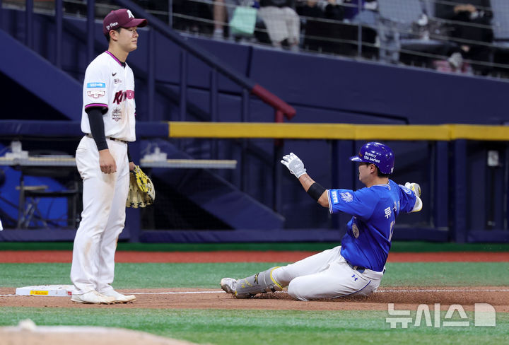 [서울=뉴시스] 홍효식 기자 = 26일 서울 구로구 고척스카이돔에서 열린 2026 KBO 리그 삼성 라이온즈와 키움 히어로즈의 경기, 9회초 2사 무주자 류지혁이 우중간 3루타를 친 뒤 슬라이딩하고 있다. 2026.04.26. yesphoto@newsis.com