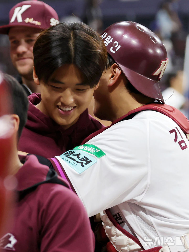 [서울=뉴시스] 홍효식 기자 = 26일 서울 구로구 고척스카이돔에서 열린 2026 KBO 리그 삼성 라이온즈와 키움 히어로즈의 경기, 2-0으로 승리한 선발 박준현과 포수 김건희가 포옹하고 있다. 2026.04.26. yesphoto@newsis.com