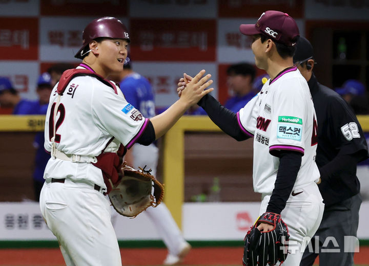 [서울=뉴시스] 홍효식 기자 = 26일 서울 구로구 고척스카이돔에서 열린 2026 KBO 리그 삼성 라이온즈와 키움 히어로즈의 경기, 2-0으로 승리한 마무리 투수 유토와 포수 김건희가 악수하고 있다. 2026.04.26. yesphoto@newsis.com