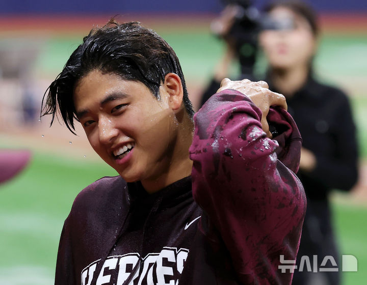 [서울=뉴시스] 홍효식 기자 = 26일 서울 구로구 고척스카이돔에서 열린 2026 KBO 리그 삼성 라이온즈와 키움 히어로즈의 경기, 2-0으로 키움이 승리한 가운데 키움 선발투수 박준현이 동료들에게 물세례를 받은 뒤 웃음 짓고 있다. 2026.04.26. yesphoto@newsis.com