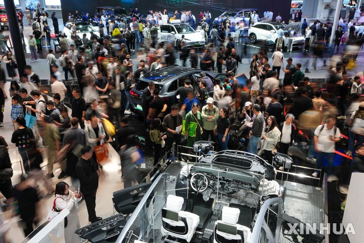 [베이징=신화/뉴시스] 중동 지역 전쟁 여파로 호르무즈 해협 통항이 원활하지 않으면서 일본산 자동차의 중동 수출이 큰 차질을 빚고, 상대적으로 물류 영향이 덜한 중국산 자동차가 반사이익을 얻고 있는 것으로 알려졌다. 26일 베이징 2026 오토 차이나 현장이 인파로 붐비는 모습. 2026.04.27