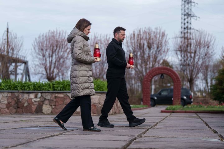 [초르노빌=AP/뉴시스] 마이아 산두 몰도바 대통령과 볼로디미르 젤렌스키 우크라이나 대통령이 26일(현지 시간) 우크라이나 초르노빌(러시아어 체르노빌) 원자력 발전소 인근에서 열린 초르노빌 원전 사고 40주기 추모식에 참석해 당시 현장 수습을 위해 투입됐다가 숨진 희생자들을 기리고 있다. 2026.04.29.