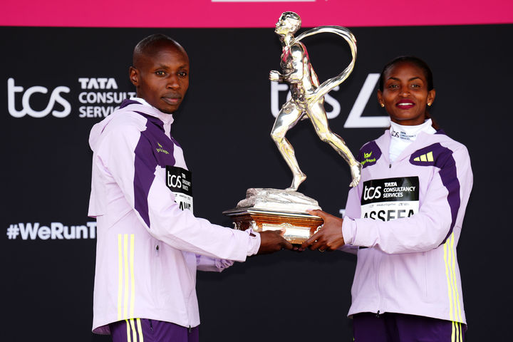 [런던=AP/뉴시스] 사바스티안 사웨(케냐)와 티지스트 아세파(에티오피아)가 26일(현지 시간) 영국 런던에서 열린 2026 런던 마라톤에서 각각 남녀부 차지한 후 시상대에 올라 포즈를 취하고 있다. 사웨는 1시간59분30초의 기록으로 마라톤 사상 처음으로 2시간 벽(서브 2)을 깨며 대회 2연패를 달성했고, 아세파는 2시간15분41초로 본인의 세계 기록을 9초 단축하며 우승했다. 2026.04.27.