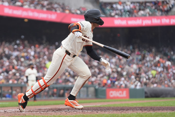 [샌프란시스코=AP/뉴시스] 샌프란시스코 자이언츠의 이정후가 26일(현지 시간) 미 캘리포니아주 샌프란시스코의 오라클 파크에서 열린 2026 메이저리그 마이애미 말린스와 경기 5회 말 우전 안타를 치고 있다. 이정후는 1번 타자로 출전해 5타수 4안타 2득점을 기록했고, 샌프란시스코는 6-3으로 역전승했다. 2026.04.27.