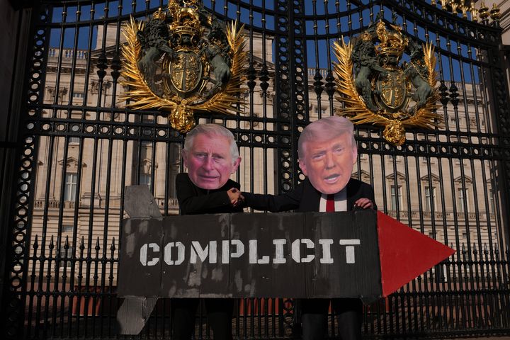 [런던=AP/뉴시스] 27일(현지 시간) 영국 런던 버킹엄 궁전 앞에서 반트럼프 단체 '스톱 트럼프 연합'(Stop Trump Coalition) 소속 활동가들이 도널드 트럼프 미국 대통령과 찰스 3세 영국 국왕으로 분장한 채 모형 미사일을 들고 시위하고 있다. 트럼프가 일으킨 이란 전쟁의 경제적 피해가 미국을 제외한 다른 나라들에 집중되면서 미국의 위상이 크게 추락했다. 2026.4.28.