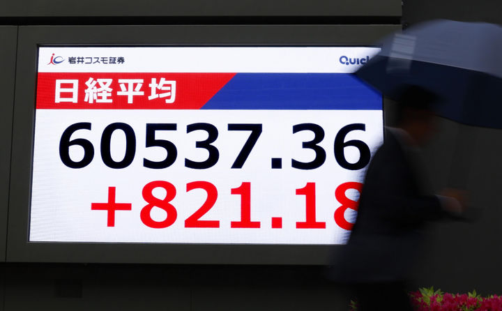 [도쿄=AP/뉴시스]사진은 지난달 27일 일본 도쿄의 한 증권사 전광판 앞을 시민들이 지나가고 있는 모습. 2026.05.07.
