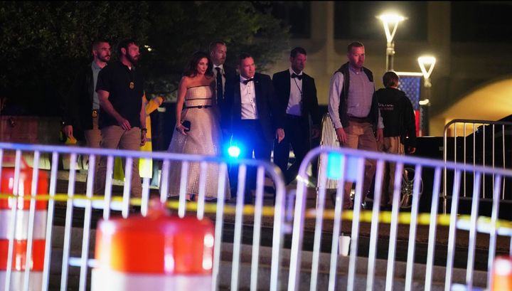 [워싱턴=AP/뉴시스] 25일 미국 워싱턴 힐튼 호텔에서 백악관 출입기자협회 만찬 총격 사건이 벌어진 뒤 참석자들이 호텔 밖으로 대피하고 있다.2026.04.2.7. *재판매 및 DB 금지