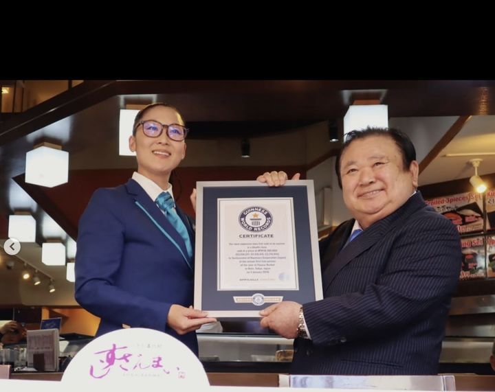 [서울=뉴시스] 20일 일본 스시 체인 ‘스시 잔마이’를 운영하는 기요무라의 기무라 기요시 사장이 도쿄 츠키지의 스시 잔마이 본점에서 기네스 세계기록 인증서를 전달받고 있다.(사진출처: 스시잔마이 인스타그램)2026.04.27.