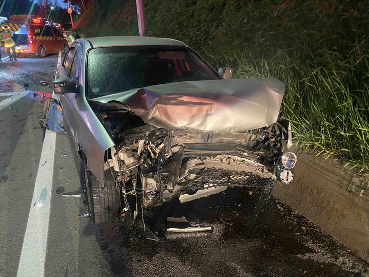 [동해=뉴시스] 26일 오후 동해시 평릉동 한 도로에서 모닝과 로체가 정면 충돌하는 교통사고가 발생한 가운데 사고 차량 모습.(사진=강원도소방본부 제공)photo@newsis.com *재판매 및 DB 금지