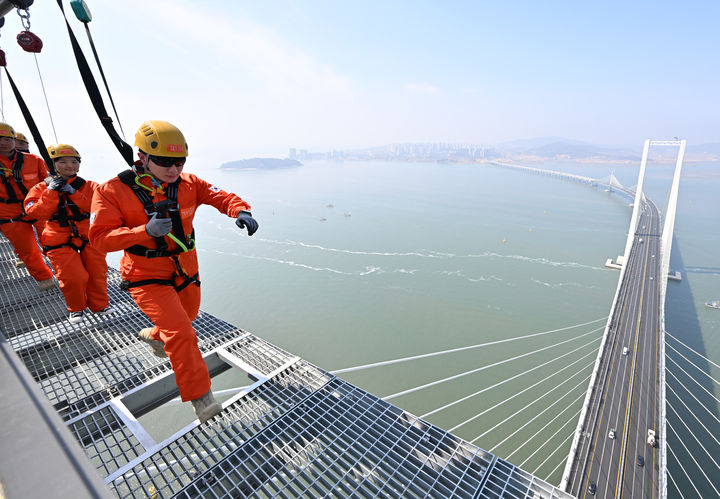 [인천=뉴시스] 지난달 25일 청라하늘대교에서 관계자들이 개장을 앞둔 관광시설을 점검하고 있다. (사진=인천시 제공) 2026.04.27. photo@newsis.com *재판매 및 DB 금지