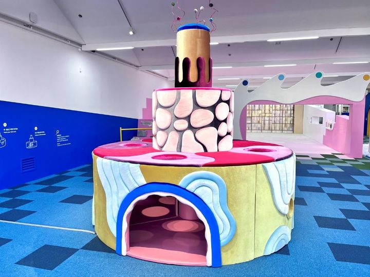 깪, 〈부드러운 기념비〉, 2026, 벨벳, 인조 가죽, 스펀지, 목재 합판, 알루미늄 철사, 스피커, 300ⅹ300ⅹ300cm. *재판매 및 DB 금지