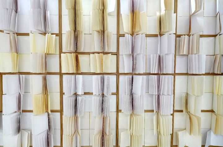 엄정순, 〈찰나 2001-2〉, 2026, 120권의 점자책, 선풍기 8대, 목재, 240ⅹ814ⅹ70cm.사진출처_(주)비콘 *재판매 및 DB 금지