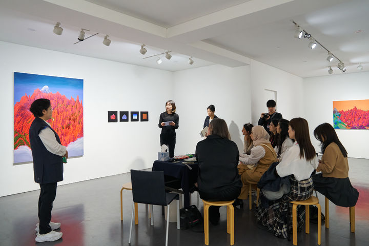26일 '2026 다이브 인투 코리안 아트: 갤러리즈 인 서울' 프로그램에 참여한 해외 아트페어 관계자들이 이화익 갤러리를 방문하여 안두진 작가의 작품을 감상하고 있다. 사진(재)예술경영지원센터 제공. *재판매 및 DB 금지