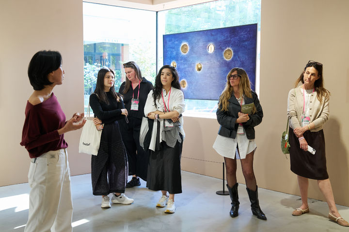  26일 '2026 다이브 인투 코리안 아트: 갤러리즈 인 서울' 프로그램에 참여한 해외 아트페어 관계자들이 국제 갤러리를 방문하여 현재 전시 중인 박찬경 작가의 작품에 대한 설명을 듣고 있다. 사진=(재)예술경영지원센터 제공. *재판매 및 DB 금지