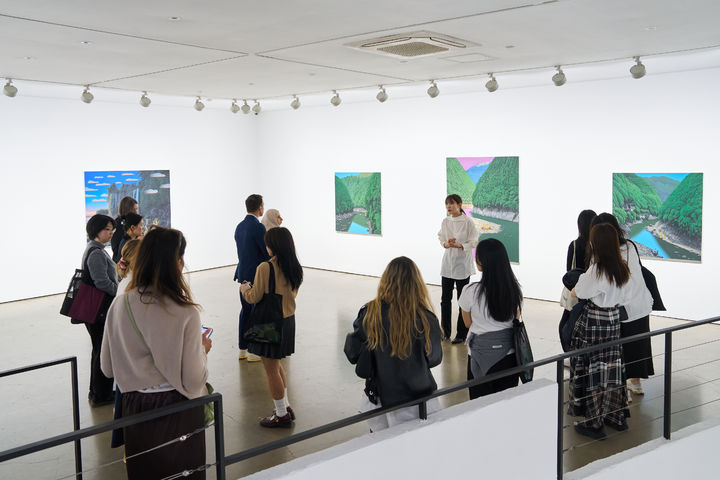 26일 '2026 다이브 인투 코리안 아트: 갤러리즈 인 서울' 프로그램에 참여한 해외 아트페어 관계자들이 갤러리 현대에 방문해 현재 전시 중인 이우성 작가의 작품을 감상하고 있다.사진=(재)예술경영지원센터. *재판매 및 DB 금지