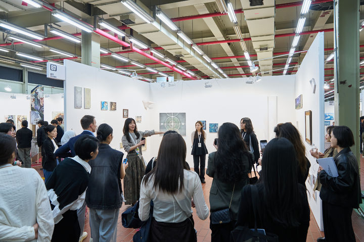 ‘더프리뷰 서울’ 이미림 대표가 4월 25일 '2026 다이브 인투 코리안 아트: 갤러리즈 인 서울' 프로그램에 참여한 해외 아트페어 관계자들을 대상으로 서울 성수동에서 진행 중인 ‘더프리뷰 서울 2026’ 도슨트 투어를 진행하고 있다. [사진 제공=(재)예술경영지원센터] *재판매 및 DB 금지