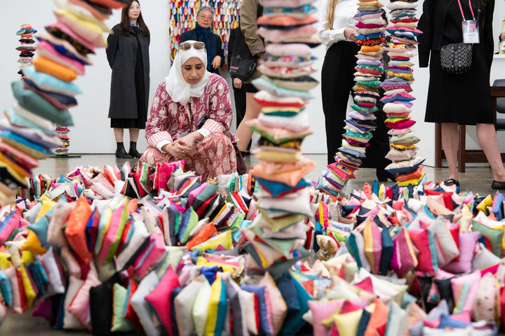 서울 삼청동 학고재 갤러리에서 전시 중인 이혜민 작가의 작품을 4월 25일 '2026 다이브 인투 코리안 아트: 갤러리즈 인 서울' 프로그램에 참여한 알아누드 알함마디 프리즈 아부다비 부디렉터가 감상하고 있다. 사진 제공=(재)예술경영지원센터 *재판매 및 DB 금지